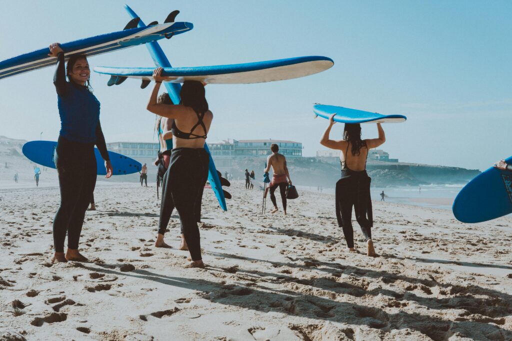 pexels-photo-1549180-1549180 Alunas carregando pranchas após aula de surf na Praia Grande em Ubatuba